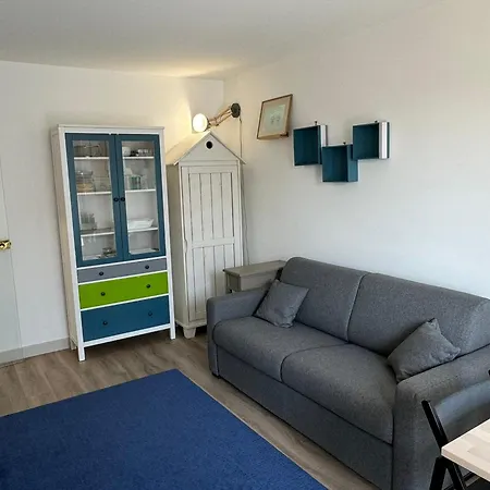 A Avec Balcon, Wifi Gratuit & Parking